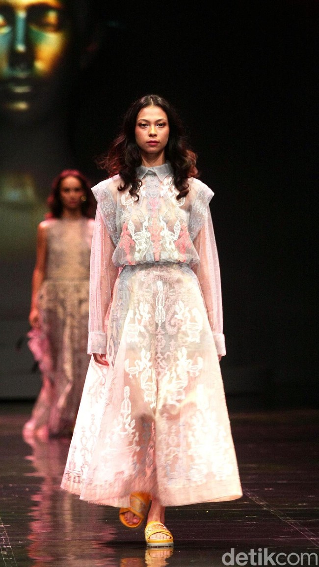 Sapto Djojokartiko menampilkan koleksi terbarunya dengan label Todjo di LAKME Trend Gala, Ballroom Rizt Calton Pasific Place, Jakarta. Rabu, 18/10/2017. [Foto: Mohammad Abduh/Wolipop]