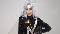 Dari klan Kardashian ada Khloe yang tampil seksi dengan berdandan ala superhero yakni Storm. (Dok. Instagram/khloekardashian)