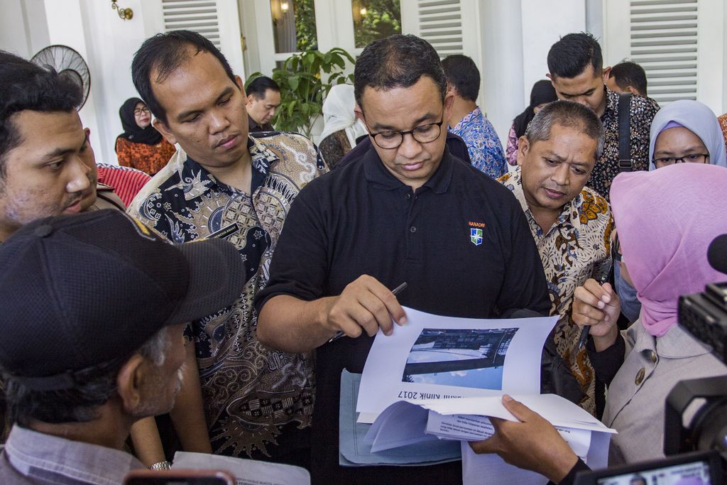 Gubernur DKI Jakarta Anies Baswedan (tengah) menerima pengaduan warga, di Balai Kota, Jakarta, Jumat (20/10). Anies Baswedan mengatakan akan mengevaluasi alur pengaduan masalah agar tidak menyulitkan warga. Di samping itu warga tidak pernah dilarang datang ke Balai Kota untuk mengadukan masalahnya. ANTARA FOTO/Galih Pradipta/kye/17