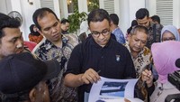 Pekan pertama sebagai Gubernur DKI, Anies tetap menerima aduan warga di Balai Kota pada pagi hari. Menerima pengaduan dan harapan warga di balaikota. Pola menerima pengaduan yang sudah dimulai oleh pak Basuki dan pak Djarot, tulis Anies di Instagram. (Foto: ANTARA FOTO/Galih Pradipta)