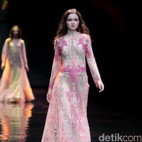 Sapto Djojokartiko menampilkan koleksi terbarunya dengan label Todjo di LAKME Trend Gala, Ballroom Rizt Calton Pasific Place, Jakarta. Rabu, 18/10/2017. [Foto: Mohammad Abduh/Wolipop]