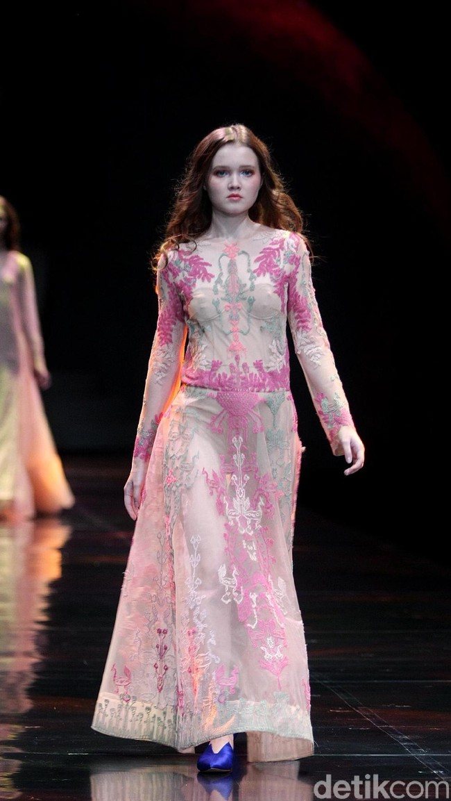 Sapto Djojokartiko menampilkan koleksi terbarunya dengan label Todjo di LAKME Trend Gala, Ballroom Rizt Calton Pasific Place, Jakarta. Rabu, 18/10/2017. [Foto: Mohammad Abduh/Wolipop]