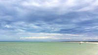 Pantai dngan fenomena kulit kerang ini hanya ada dua di dunia. Ini terjadi berdasarkan faktor geografis iklim dan vegetasi laut (Instagram/julija_cukojevic)