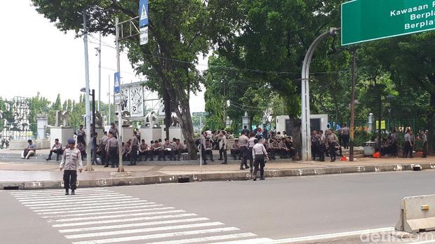 Petugas kepolisian siaga di Taman Pandang Istana