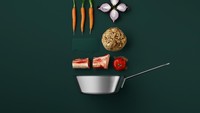 Mikkel Jul Hvilshoj adalah fotografer Denmark yang menampilkan komponen resep dan alat masak dengan cara unik. Salah satunya resep sup ini yang terdiri dari daging, wortel, bawang dan tomat. Foto: Mikkel Jul Hvilshoj