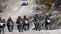 Presiden Joko Widodo (kedua kanan) didampingi Panglima TNI Jenderal (TNI) Gatot Nurmantyo (keempat kanan) dan Menteri Pekerjaan Umum dan Perumahan Rakyat Basuki Hadimuljono (kiri belakang) meninjau Jalur Trans Papua menggunakan motor trail sejauh 7 km di ruas jalan Wamena-Habema, Kabupaten Jayawijaya, Papua, Rabu (10/5). Pembangunan jalan nasional Trans Papua sepanjang 4330,07 Km telah tersambung sekitar 89 persen dan Kementerian Pekerjaan Umum dan Perumahan Rakyat menargetkan pada 2018 seluruh ruas jalur Trans Papua telah tersambung. Indrianto Eko Suwarso/ANTARA FOTO.