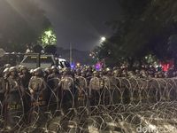 Massa Masih Bertahan di Depan Istana, Polisi Siagakan Water Canon