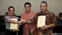 Kapolri Jenderal Tito Karnavian bersama Menteri Dalam Negeri Tjahjo Kumolo dan  Menteri Desa, Pembangunan Daerah Tertinggal dan Transmigrasi Eko Sandjojo, usai menandatangani MoU soal pengawasan dana desa.