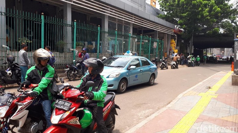Sudah Diangkut Petugas, Ojek Online Masih Ngetem di Stasiun Sudirman Sudah Diangkut Petugas, Ojek Online Masih Ngetem di Stasiun Sudirman