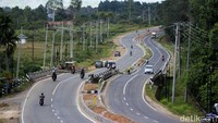 Presiden Joko Widodo (Jokowi) membangun jalan Trans Papua. Salah satunya ruas Sorong-Manokwari di Papua Barat sepanjang 594,81 km (Segmen I)