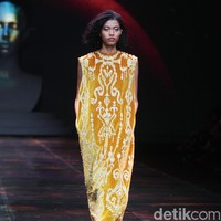 Sapto Djojokartiko menampilkan koleksi terbarunya dengan label Todjo di LAKME Trend Gala, Ballroom Rizt Calton Pasific Place, Jakarta. Rabu, 18/10/2017. [Foto: Mohammad Abduh/Wolipop]