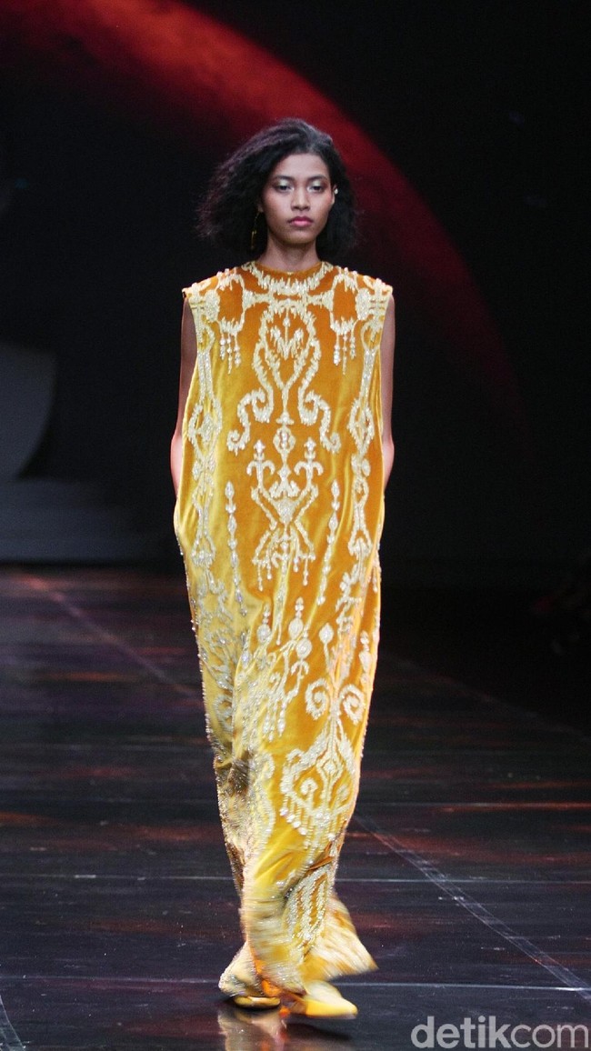 Sapto Djojokartiko menampilkan koleksi terbarunya dengan label Todjo di LAKME Trend Gala, Ballroom Rizt Calton Pasific Place, Jakarta. Rabu, 18/10/2017. [Foto: Mohammad Abduh/Wolipop]