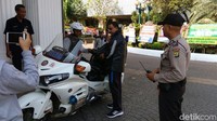 Anies naik motor patwal ke Balai Kota, Jumat (20/10/2017)  (Foto: Mochamad Zhacky Kusumo/detikcom)