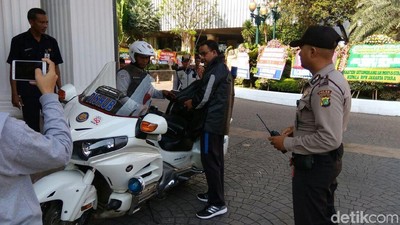 Foto: Gaya Sporty Gubernur Anies Ngantor ke Balai Kota
