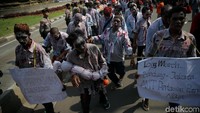 Begini aksi puluhan zombie buruh Awak Mobil Tangki Pertamina yang akan menyerbu Istana Negara, Jumat (20/10/2017).