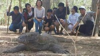 Beginilah pose Djarot sekeluarga saat berfoto dengan komodo (Istimewa/Asis)