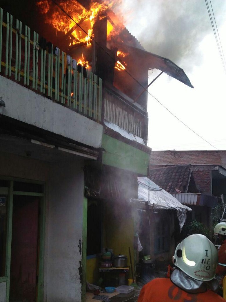 Korsleting, Lantai 2 Rumah di Krembangan Ludes Terbakar Korsleting, Lantai 2 Rumah di Krembangan Ludes Terbakar