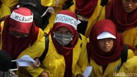 Massa yang datang dibagi menjadi dua kelompok, yaitu mahasiswa dan buruh.