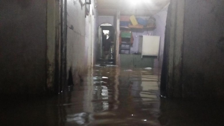 Banjir di Kemang Timur Mulai Surut, Sebagian Warga Masih Menggungsi Banjir di Kemang Timur Mulai Surut, Sebagian Warga Masih Menggungsi