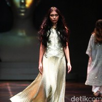 Sapto Djojokartiko menampilkan koleksi terbarunya dengan label Todjo di LAKME Trend Gala, Ballroom Rizt Calton Pasific Place, Jakarta. Rabu, 18/10/2017. [Foto: Mohammad Abduh/Wolipop]