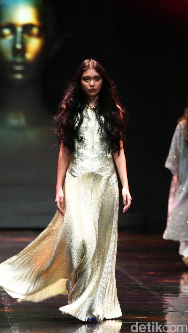 Sapto Djojokartiko menampilkan koleksi terbarunya dengan label Todjo di LAKME Trend Gala, Ballroom Rizt Calton Pasific Place, Jakarta. Rabu, 18/10/2017. [Foto: Mohammad Abduh/Wolipop]