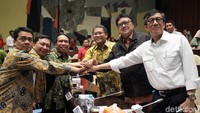 (Ki-ka) Wakil Ketua Komisi II Ahmad Riza Patria, Wakil Ketua Komisi II Fandi Utomo, Ketua Komisi II Zainudin Amali, Menkominfo Rudiantara, Mendagri Tjahjo Kumolo, dan Menkumham Yasonna Laoly menyatukan tangan saat menggelar rapat di gedung DPR, Jakarta, Jumat (20/10/2017).