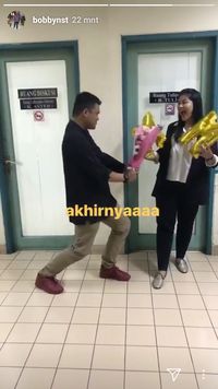   So Sweet! Calon Suami Beri Bunga ke Kahiyang Usai Sidang Tesis