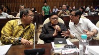 (Ki-ka) Menkominfo Rudiantara, Mendagri Tjahjo Kumolo, dan Menkumham Yasonna Laoly berdiskusi di sela-sela rapat.