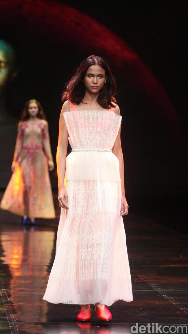 Sapto Djojokartiko menampilkan koleksi terbarunya dengan label Todjo di LAKME Trend Gala, Ballroom Rizt Calton Pasific Place, Jakarta. Rabu, 18/10/2017. [Foto: Mohammad Abduh/Wolipop]