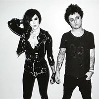 Anak '90-an yang Suka Makeup, Vokalis Green Day akan Rilis Eyeliner