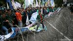 Massa Aksi 3 Tahun Jokowi-JK Injak-injak Kawat Berduri