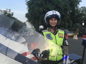Aksi Polwan Atur Lalin di Tengah Demo di Depan Istana