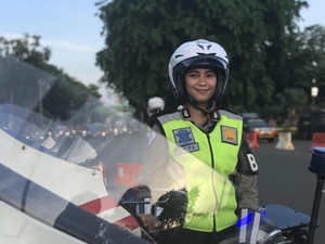 Aksi Polwan Atur Lalin di Tengah Demo di Depan Istana