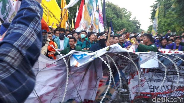 Massa ada yang memukul pagar kawat berduri