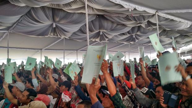 Foto: Menteri Agraria dan Tata Ruang, Sofyan A Djalil, mengatakan ada 5.700 sertifikat tanah yang dibagikan di Lombok. Namun yang bisa hadir adalah 2.700 orang. Fotografer; Danu Damarjati/detikcom.