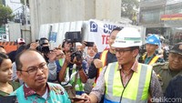 Sandiaga ‘nyamar’ jadi wartawan di sela tinjauannya ke proyek MRT, Jumat (20/10/2017)