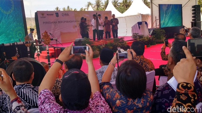 Jokowi Sentil Menko Darmin yang Batuk-batuk: Kebanyakan Rokok