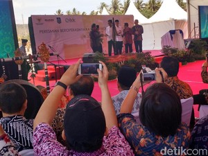 Jokowi Sentil Menko Darmin yang Batuk-batuk: Kebanyakan Rokok
