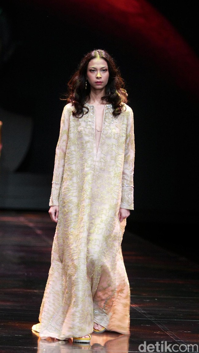 Sapto Djojokartiko menampilkan koleksi terbarunya dengan label Todjo di LAKME Trend Gala, Ballroom Rizt Calton Pasific Place, Jakarta. Rabu, 18/10/2017. [Foto: Mohammad Abduh/Wolipop]