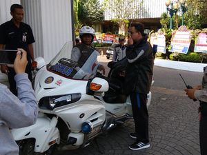 Tiba di Balai Kota, Anies Naik Motor Patwal dan Bercelana Training
