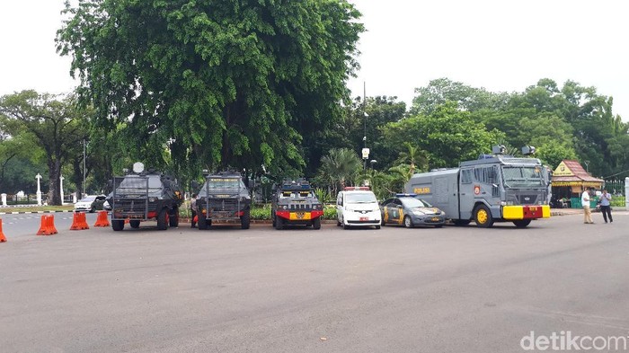 Polisi Siagakan Barracuda dan Pasang Kawat Berduri di Depan Istana