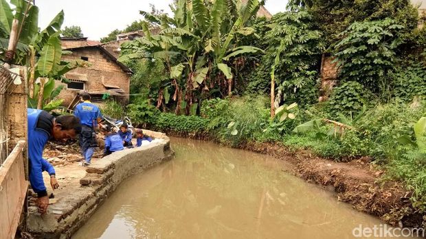  Petugas memperbaiki turap tanggul yang jebol di Jatipadang, Jaksel, Jumat (20/10/2017)