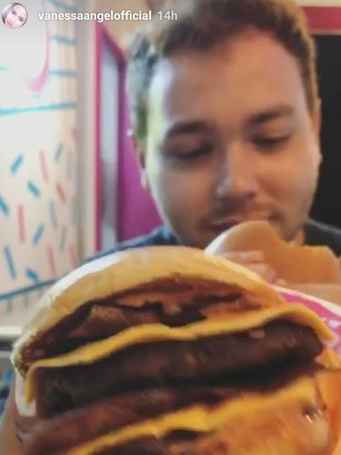 Batal Nikahi Didi Soekarno, Vanessa Angel Jalan dengan Pria Bule 