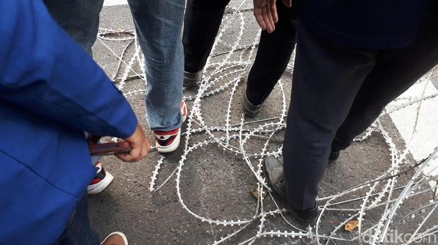 Massa di Depan Istana Terobos 1 Barikade Kawat Berduri