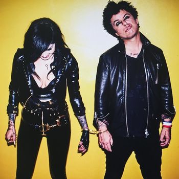 Vokalis Green Day Rilis Makeup Kolaborasi dengan Kat Von D