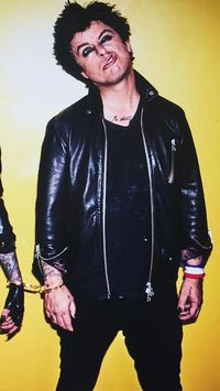 Anak 90-an Yang Suka Makeup Vokalis Green Day Akan Rilis Eyeliner
