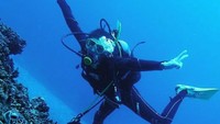 Tomomi juga suka menyelam lho. Pose foto diving di atas berada di spot selam perairan Okinawa, Jepang (Instagram/tomomitakano7)