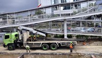 Sejumlah pekerja bersiap menunggu perintah untuk memindahkan besi-besi.