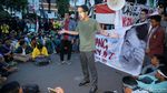 Massa Aksi 3 Tahun Jokowi-JK Injak-injak Kawat Berduri