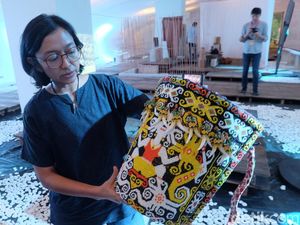 Gendongan Bayi dari Suku Dayak Kenyah Banyak Manik-manik dan Taring